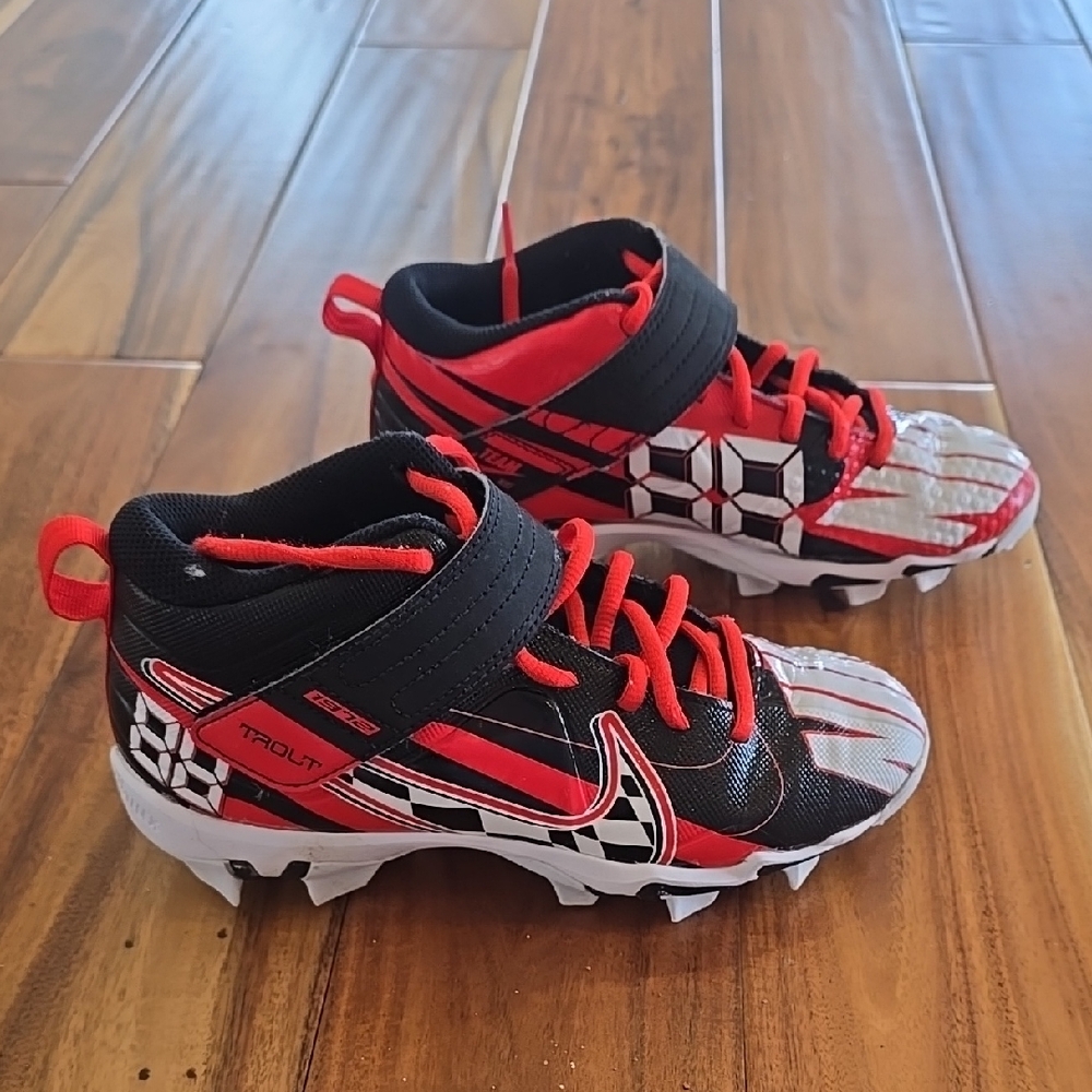 Nike Youth Trout 7 Baseball Cleats.  Size 4.5Y